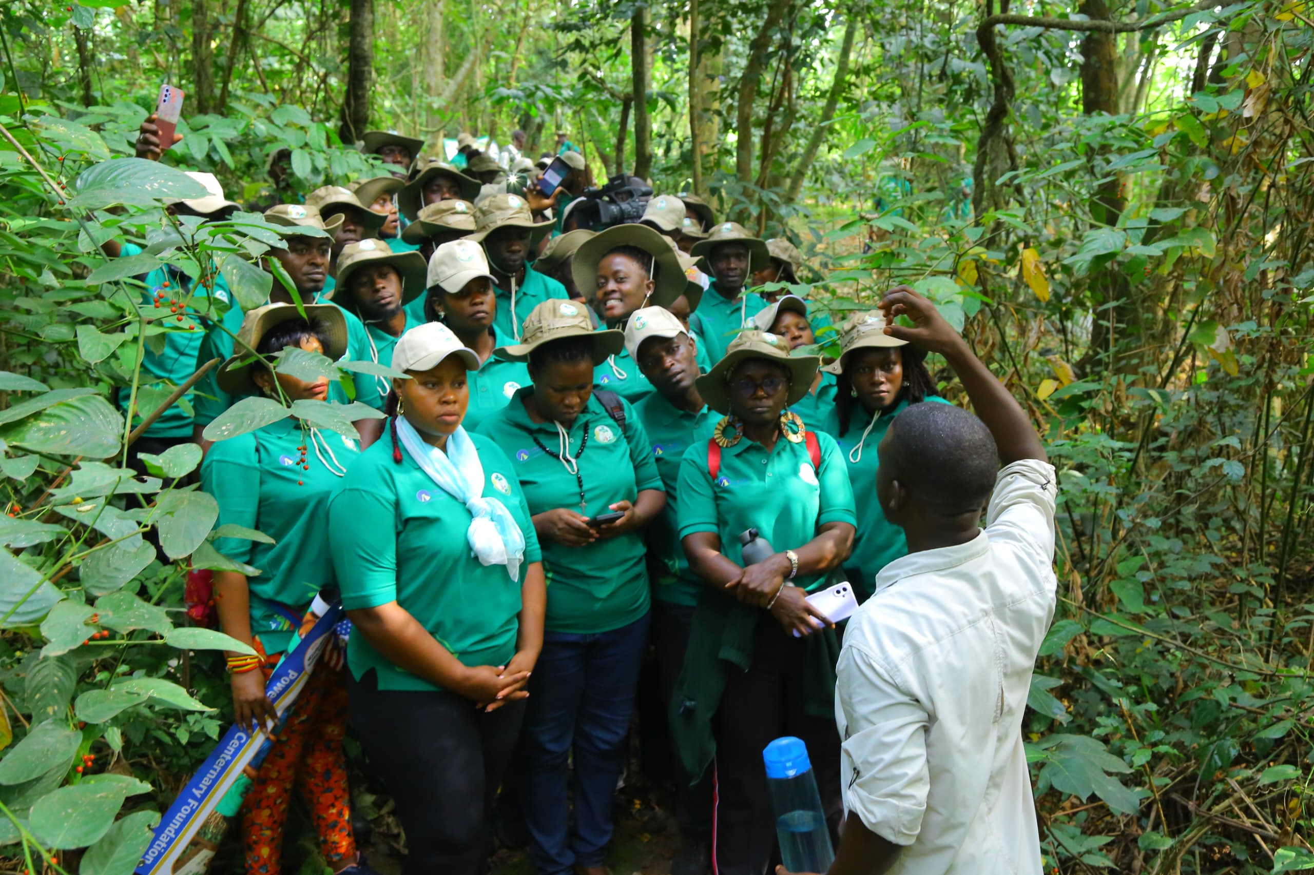 Donde el aprendizaje echa raíces: jóvenes católicos de Kampala ponen en práctica sus habilidades ecológicas